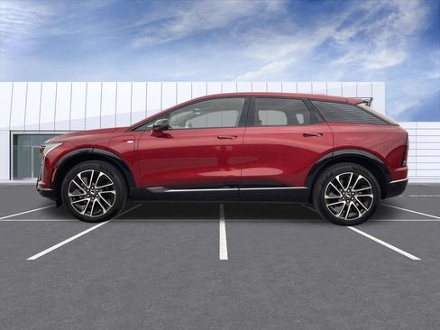 Certified 2025 Cadillac Optiq Sport 2 w/ LPO, Floor Liner Package AWD/4WD image 5