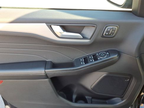 Certified 2025 Ford Escape Platinum w/ Class II Trailer Tow Package image 11