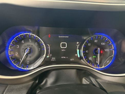 Used 2023 Chrysler Pacifica Touring-L FWD image 15