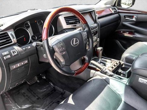 Used 2013 Lexus LX 570 4WD w/ Luxury Pkg image 10