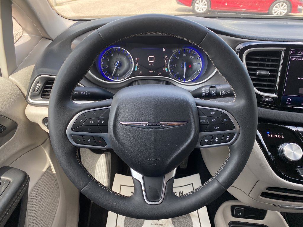 Used 2023 Chrysler Pacifica Touring-L FWD image 15