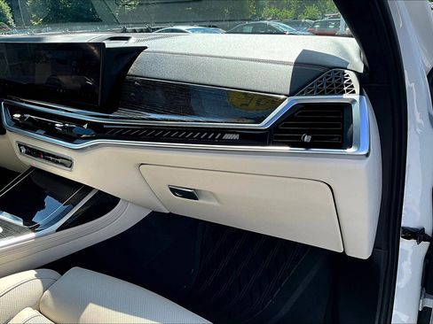 Used 2025 BMW X7 M60i image 14