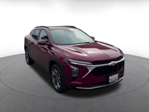 Used 2025 Chevrolet Trax LT image 3