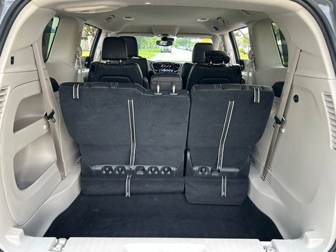 Used 2022 Chrysler Pacifica Touring-L image 45