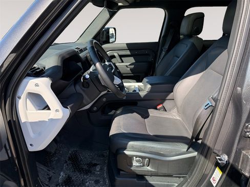 Used 2025 Land Rover Defender 130 X-Dynamic SE image 2