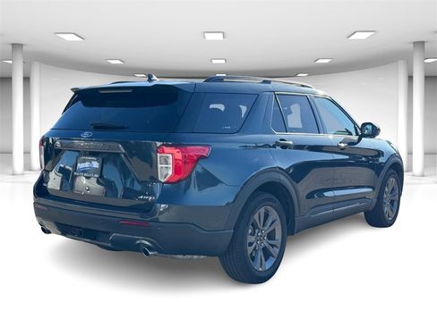 Used 2022 Ford Explorer XLT w/ Equipment Group 202A image 4
