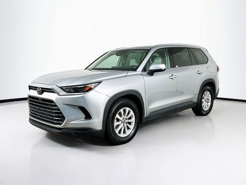 Used 2025 Toyota Grand Highlander FWD image 3