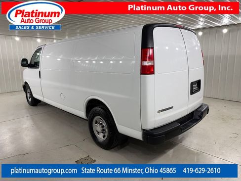Used 2018 Chevrolet Express 3500 Extended w/ Driver Convenience Package RWD image 3