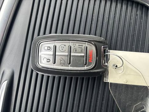 Used 2023 Chrysler Pacifica Touring-L FWD image 29