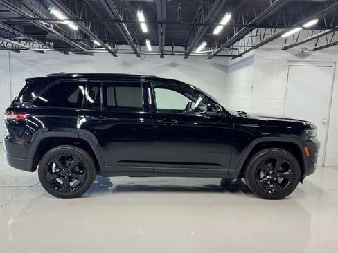 Used 2023 Jeep Grand Cherokee Altitude AWD/4WD image 5