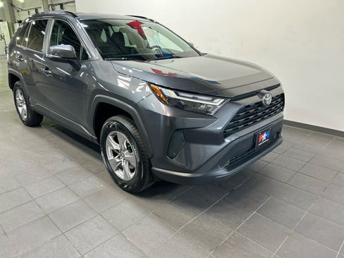 Used 2022 Toyota RAV4 XLE AWD/4WD image 2