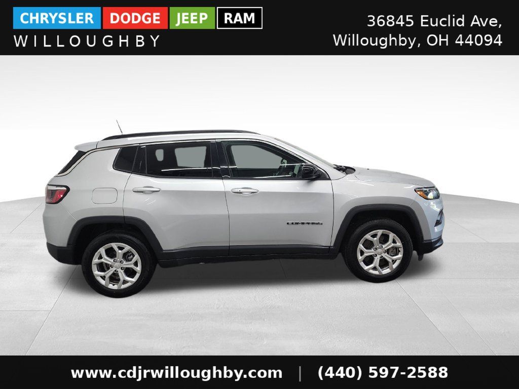 Used 2024 Jeep Compass Latitude AWD/4WD image 4