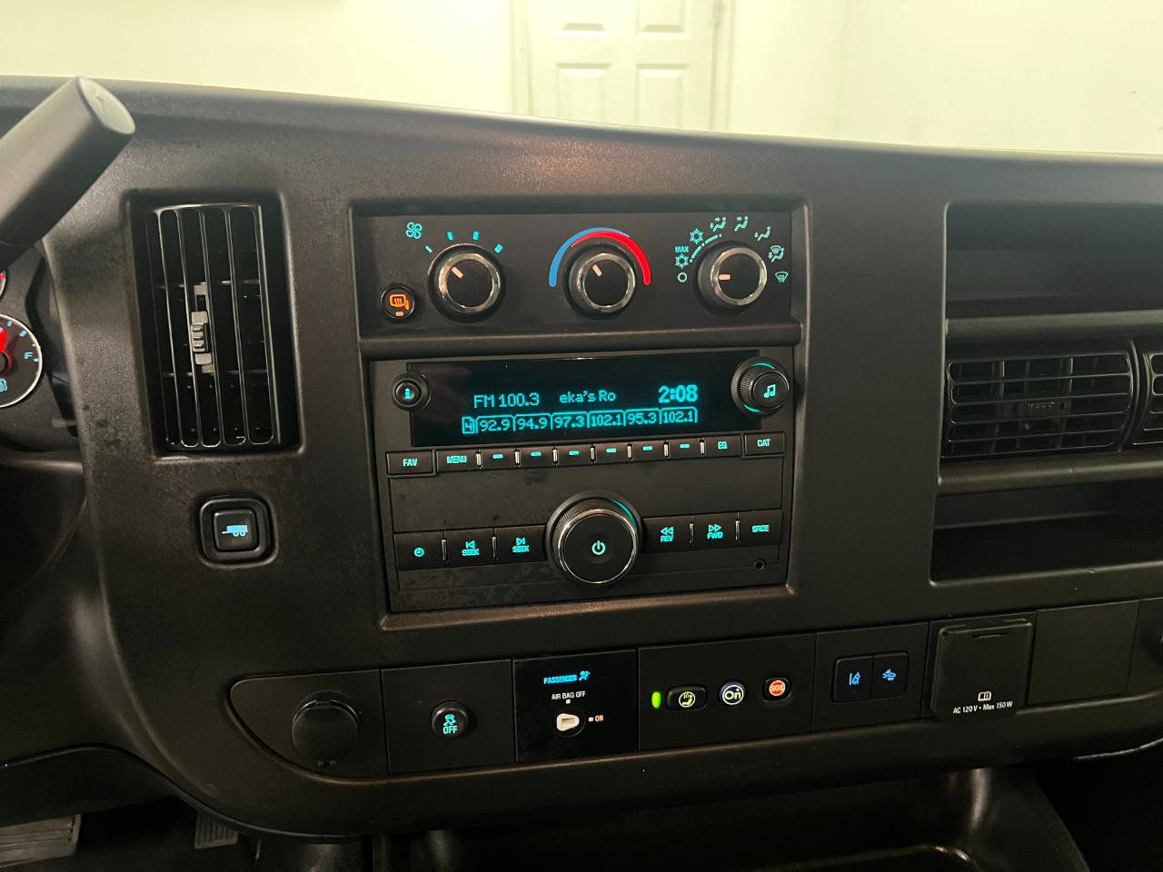 Used 2025 Chevrolet Express 3500 LT w/ LT Preferred Equipment Group RWD image 41