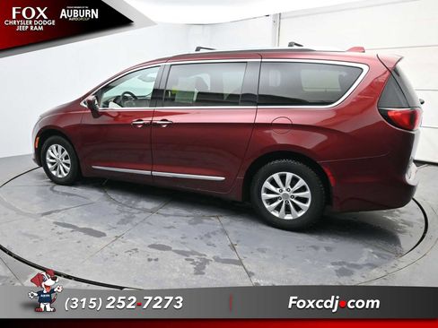 Used 2018 Chrysler Pacifica Touring-L image 15