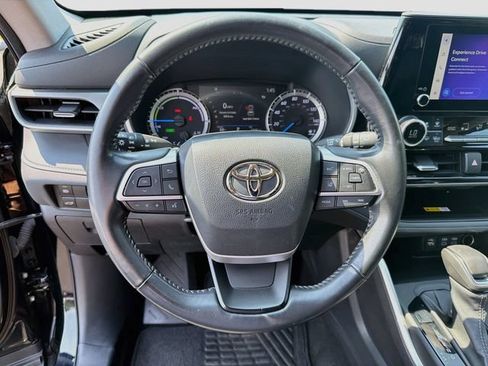 Used 2023 Toyota Highlander XLE AWD/4WD image 12