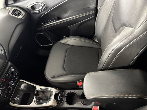 Used 2018 Jeep Compass Latitude w/ Popular Equipment Group image 16