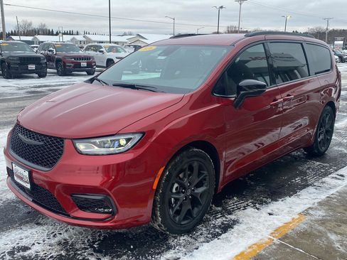 New 2026 Chrysler Pacifica Select w/ S Appearance Package image 3