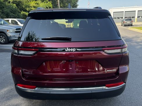 Used 2025 Jeep Grand Cherokee Laredo RWD image 6