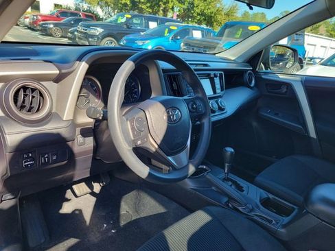 Used 2018 Toyota RAV4 LE image 10