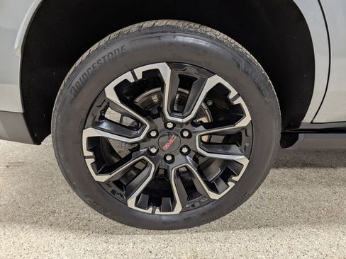 Used 2023 GMC Yukon Denali w/ Advanced Technology Package image 12