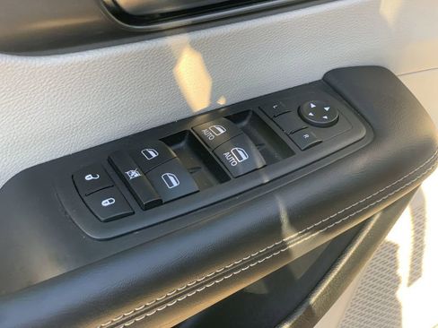 Used 2023 Chrysler Pacifica Touring-L FWD image 21