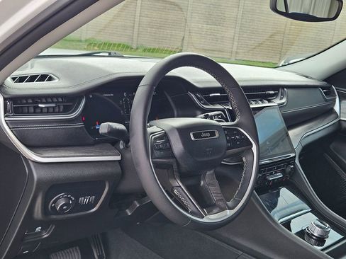 Used 2023 Jeep Grand Cherokee L Limited image 11