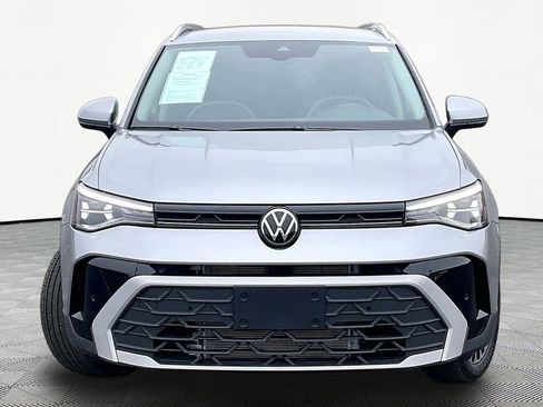 Used 2025 Volkswagen Taos SE image 2