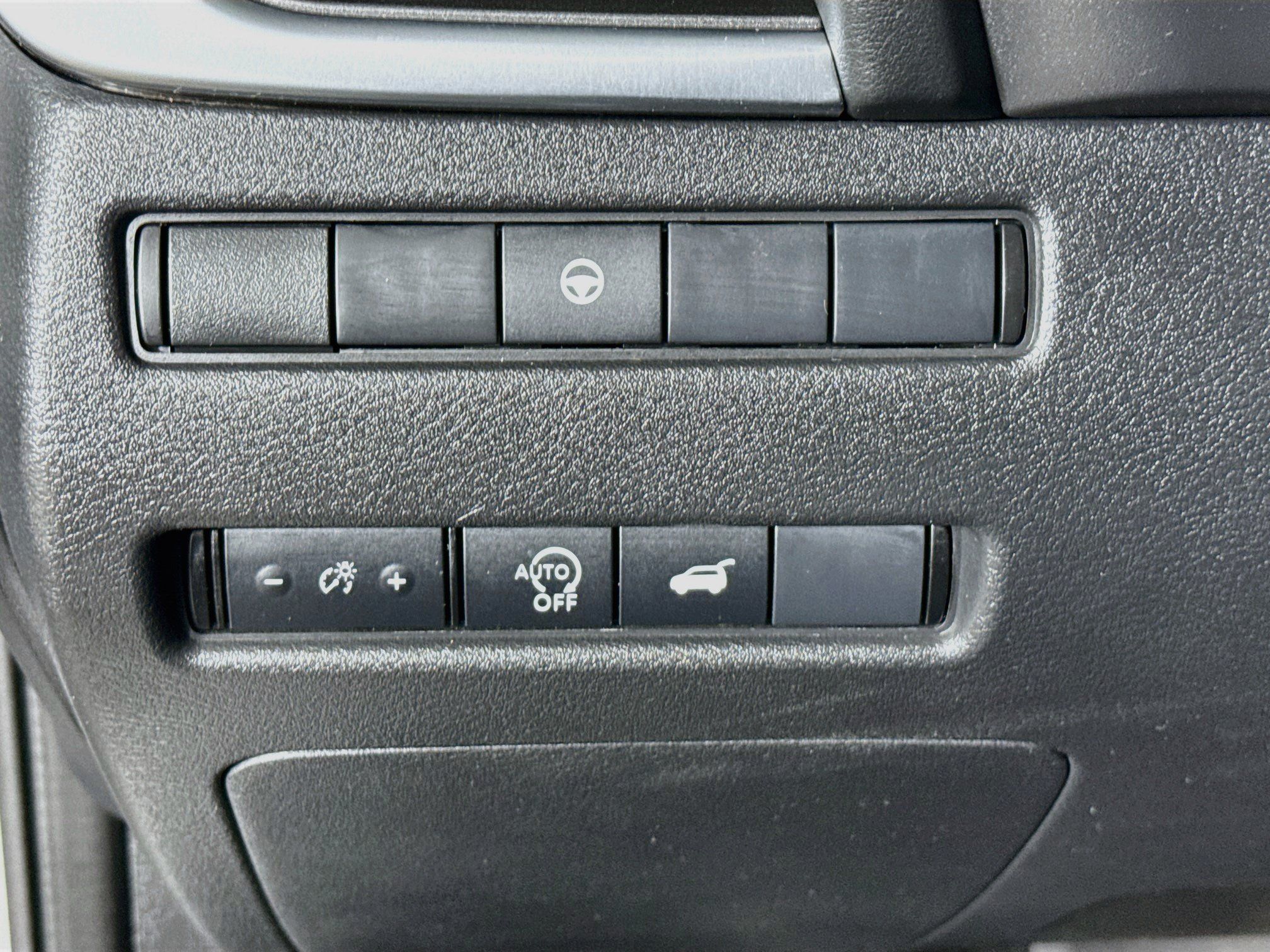 Used 2025 Nissan Rogue SV FWD image 9