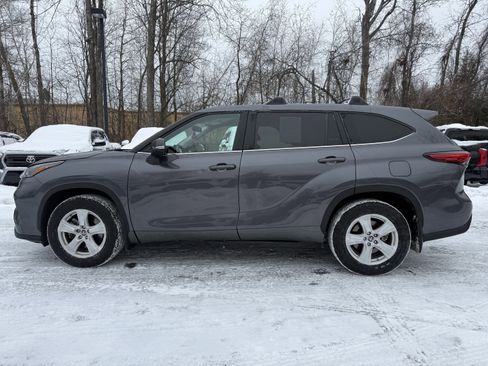 Used 2023 Toyota Highlander LE image 2