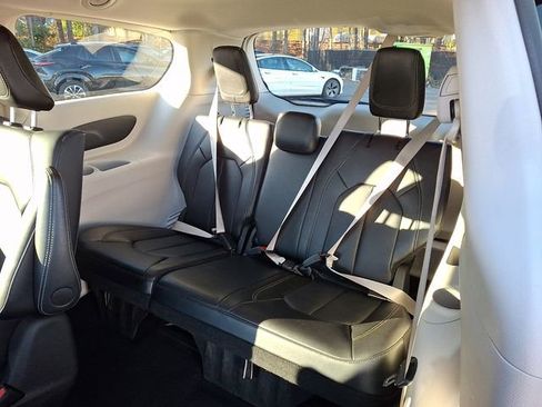 Used 2024 Chrysler Pacifica Limited FWD image 14