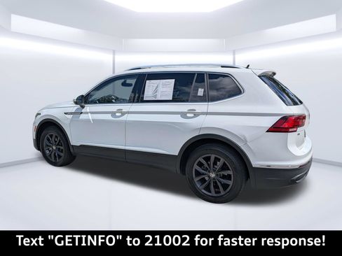 Used 2022 Volkswagen Tiguan SE w/ Panoramic Sunroof Package FWD image 4