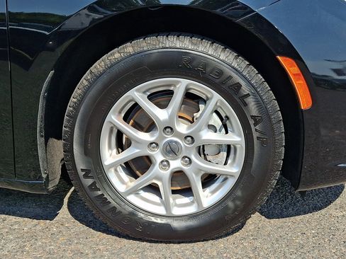 Used 2024 Chrysler Pacifica Touring-L FWD image 5