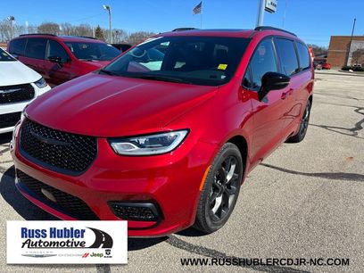 Used 2025 Chrysler Pacifica Limited w/ Trailer Tow Group