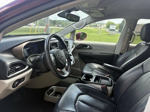 Used 2018 Chrysler Pacifica Touring-L FWD image 12