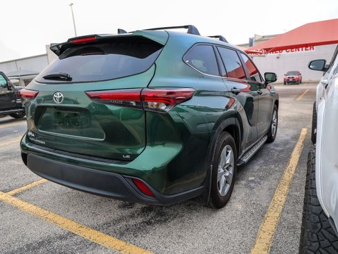 Used 2025 Toyota Highlander LE FWD image 9