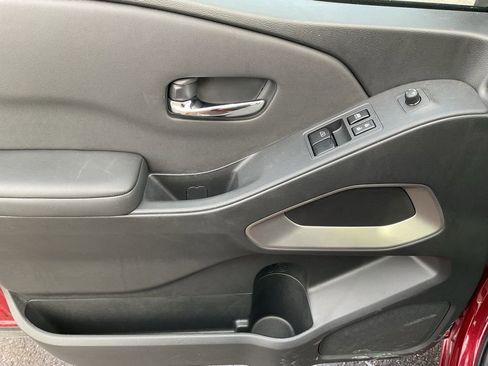 Used 2024 Nissan Frontier SV image 11