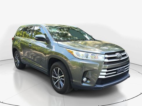 Used 2017 Toyota Highlander XLE FWD image 2