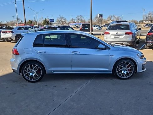 Used 2017 Volkswagen Golf image 4