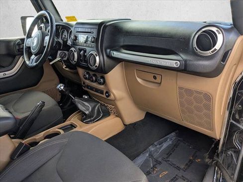 Used 2017 Jeep Wrangler Unlimited Rubicon w/ Connectivity Group AWD/4WD image 19