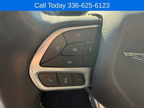 Used 2024 Chrysler Pacifica Touring-L FWD image 17