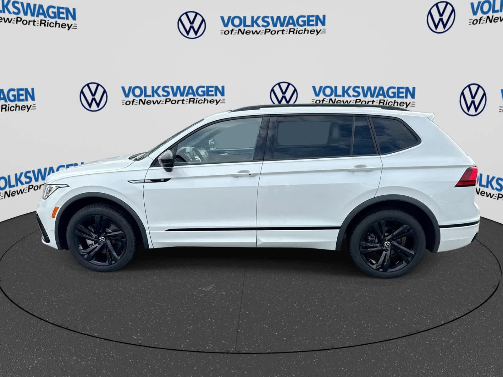 Used 2024 Volkswagen Tiguan SE R-Line FWD image 11