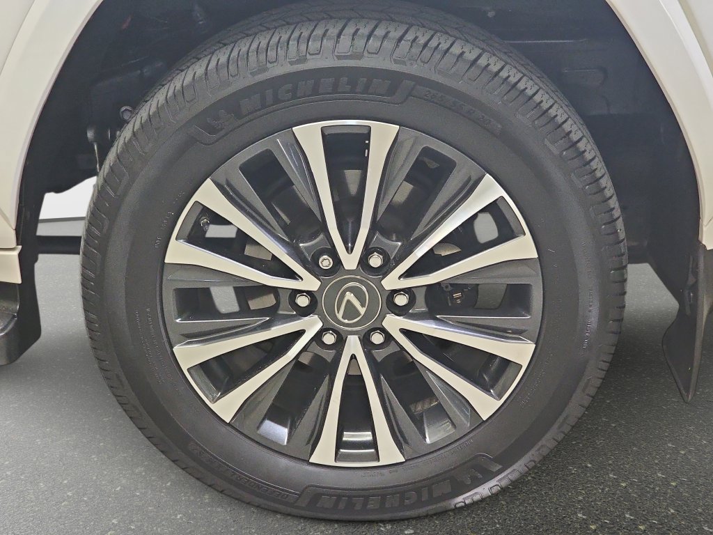 Used 2022 Lexus LX 600 4WD w/ Appearance Package image 37