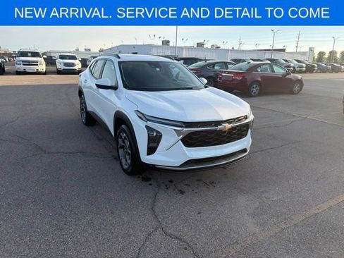 Used 2024 Chevrolet Trax LT w/ Sunroof Package FWD image 6