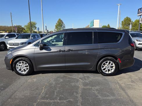 Used 2022 Chrysler Pacifica Touring-L image 7