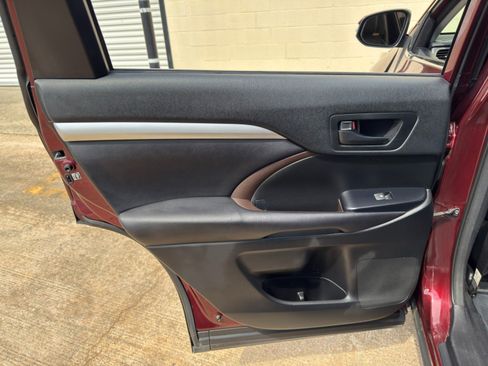Used 2018 Toyota Highlander Plus AWD/4WD image 38