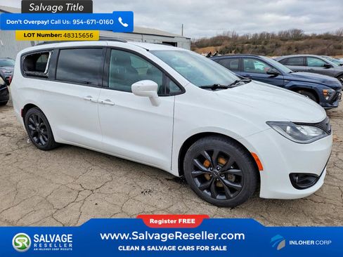 Used 2018 Chrysler Pacifica Touring-L w/ Premium Audio Group FWD image 5