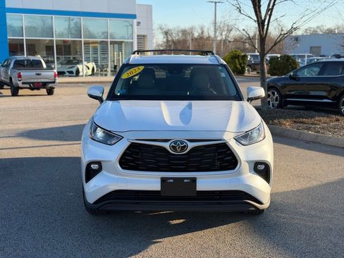 Used 2023 Toyota Highlander XLE image 2