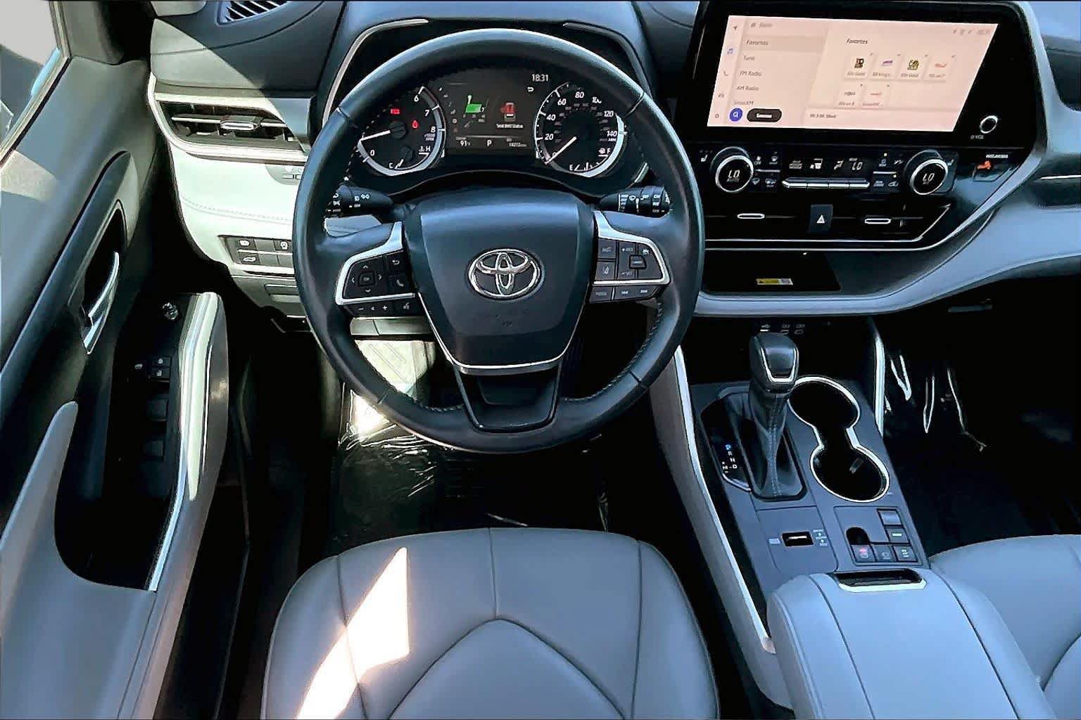 Used 2023 Toyota Highlander XLE FWD image 6