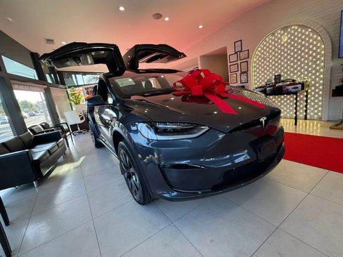 Used 2023 Tesla Model X AWD/4WD image 3