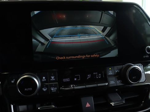 Used 2023 Toyota Highlander XLE FWD image 30